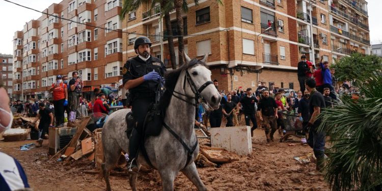 İspanya’da sel bölgesindeki afetzedeler Kral 6. Felipe ve Başbakan Sanchez’i protesto etti