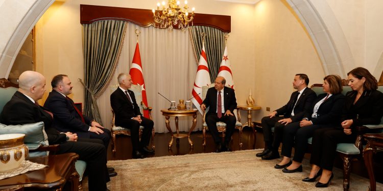Cumhurbaşkanı Tatar Türk Rekabet Kurulu ile KKTC Rekabet Kurulu üyelerini kabul etti