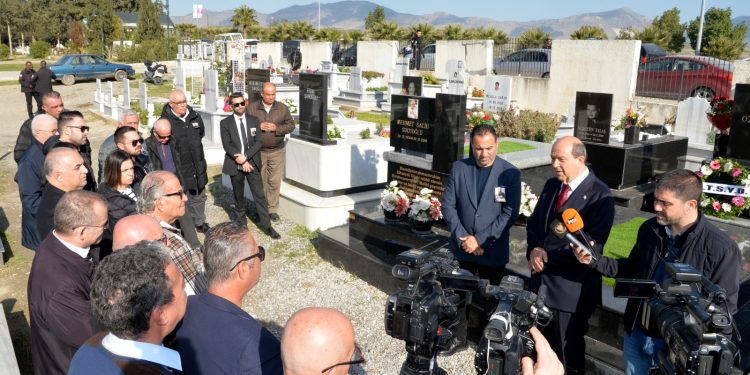 Cumhurbaşkanı Tatar, spor yazarı Raif Özgüren için Lefkoşa’da kabri başında düzenlenen anma törenine katıldı