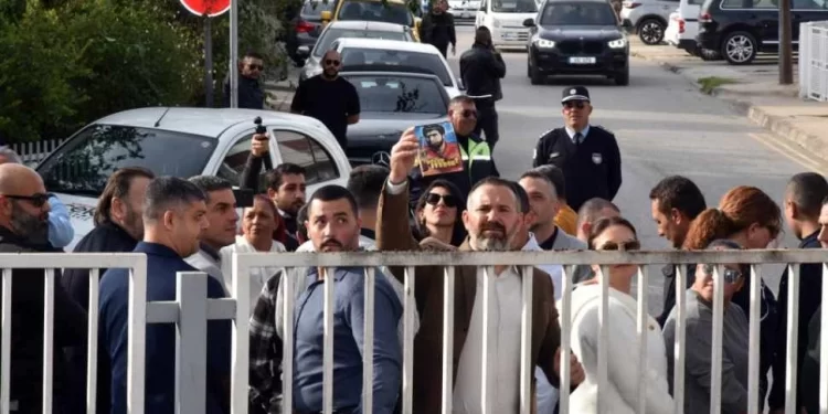 Sendikalar, hayat pahalılığı ve toplu iş sözleşmesi müdahalesine karşı eylemde: Bakanlığa CD atıldı!