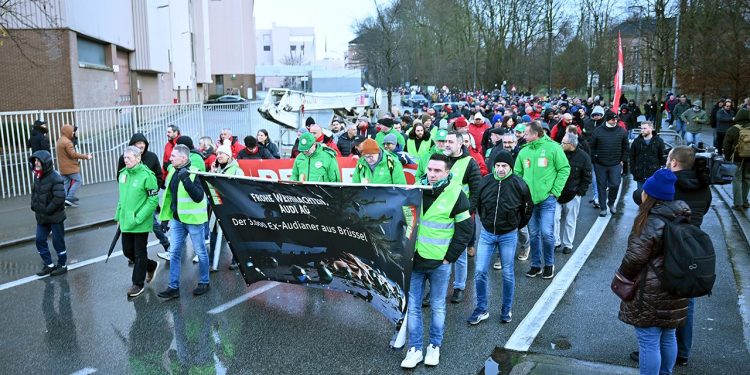 Audi Brüksel fabrikası çalışanları gösteri düzenledi
