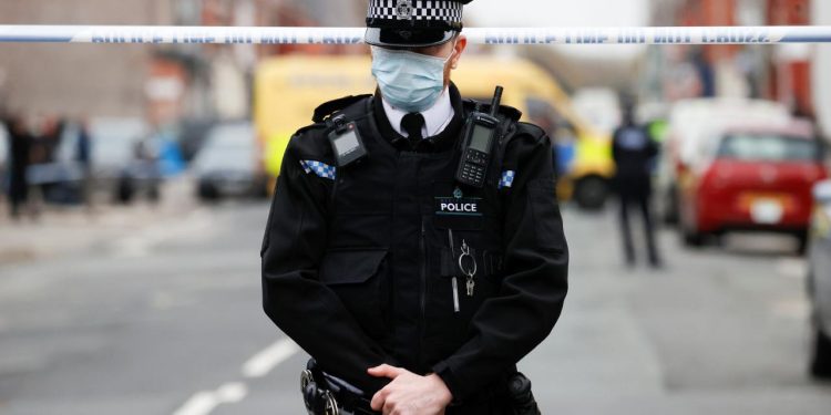 Londra’da bir kişinin aracını kaldırımda yürüyenlerin üzerine sürmesi sonucu 4 kişi yaralandı