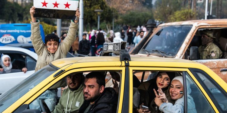 Milyonlarca Suriyeli meydanlarda kutlama yapıyor
