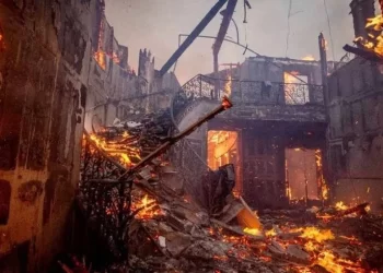 Kaliforniya yanıyor: Evler kül oldu, Hollywood yıldızları bölgeyi terk etti