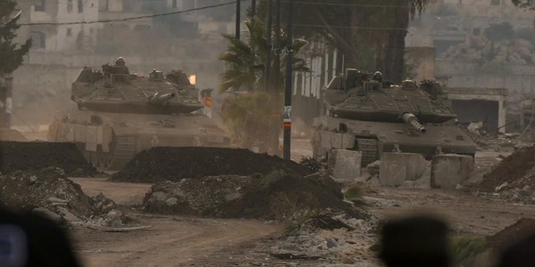 Gazze’de işgalci İsrail ordusuna ait askeri araçların kalıntıları görülüyor