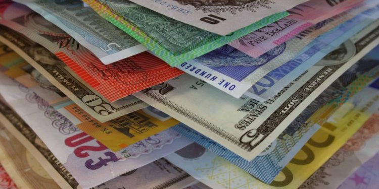 Dolar, Euro ve Sterlin zirvede