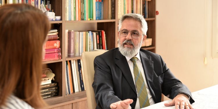 Sınırları aşan bir Kıbrıslı Türk:Raşit Pertev