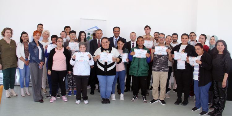 Engelsiz Yaşam Evi’nde gençler oyunlarla eğitim derslerini tamamlayarak sertifikalarını aldılar…Gardiyanoğlu:Engelsiz Yaşam Evi’ni her seferinde bir adım ileride görmek gurur verici