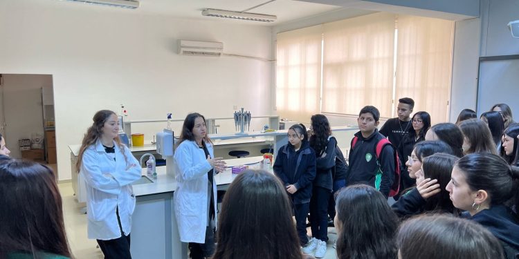 Değirmenlik Lisesi öğrencileri DAÜ Fen ve Edebiyat Fakültesi’ni ziyaret etti