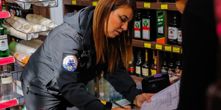 Gazimağusa’da işletmelere yönelik izin ve sağlık karnesi denetimleri yapılıyor