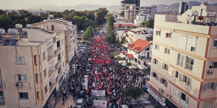 Öğretmen Sendikaları Lefkoşa Şehitler Anıtı önünde 40 örgütün desteğiyle eylem yaptı