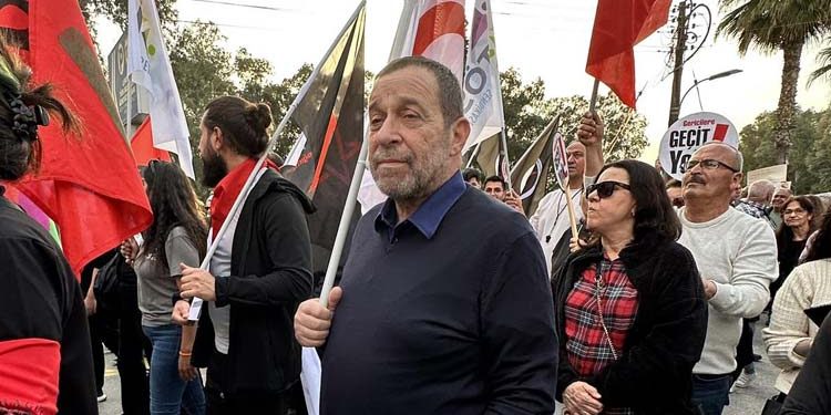 Denktaş: Aktif siyasete dönüyorum