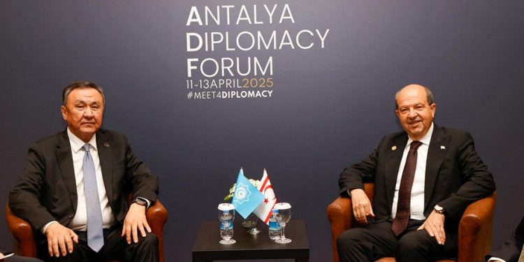 Cumhurbaşkanı Tatar, TDT Genel Sekreteri Kubanychbek Omuraliev ile görüştü