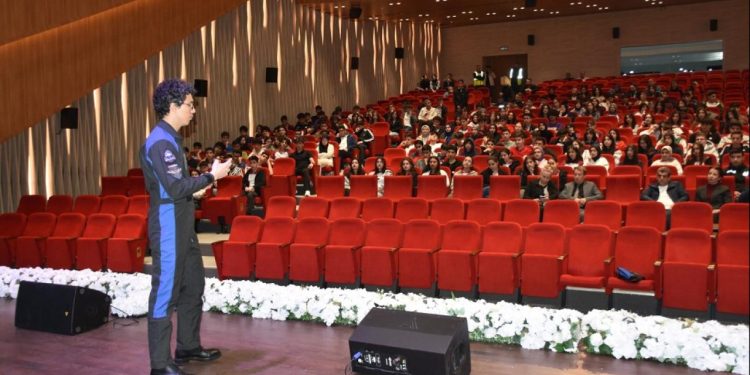 Türk Astronot Atasever, öğrencilerle bir araya geldi