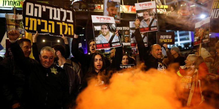 İsrailli esirlerin aileleri, katil Netanyahu’ya “Hamas’la kapsamlı anlaşma” çağrısını tekrarladı