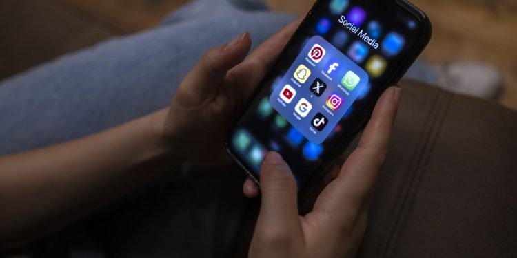 Günlük ortalama 4 saat mobil internette ayrılıyor