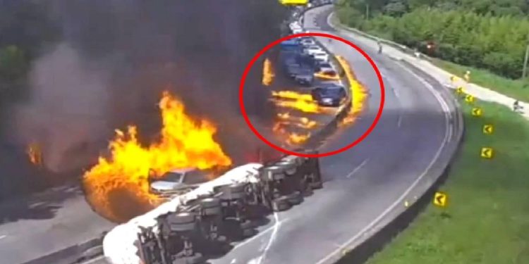Brezilya’da tanker devrilerek alev aldı, araçlar alev topunun içinde kaldı